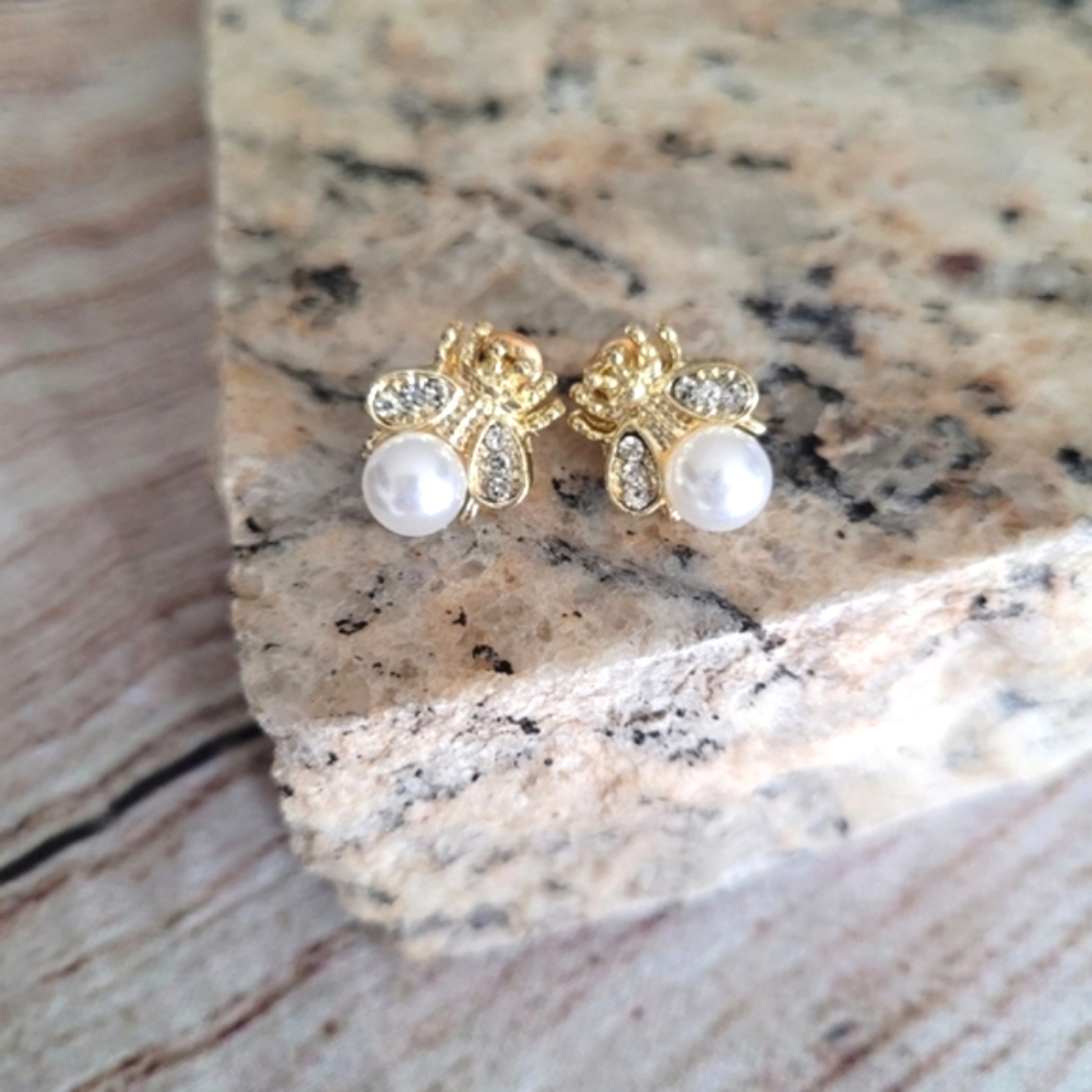 Bee with Faux Pearl Earrings 🐝